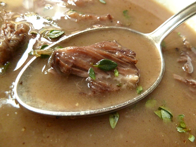 Gebundene Ochsenschwanzsuppe mit Zitronenthymian