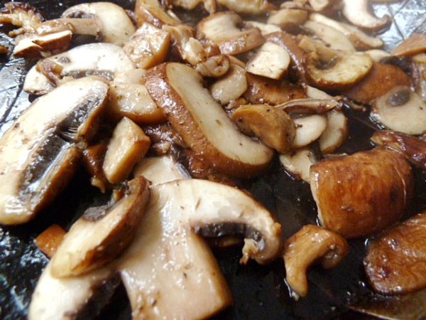 Gebratener Safranreis mit Shiitake-Pilzen, Egerlingen und Zuckerschoten