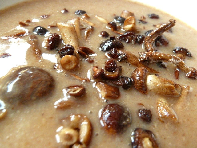 Brotsuppe mit Pioppini Pilzen