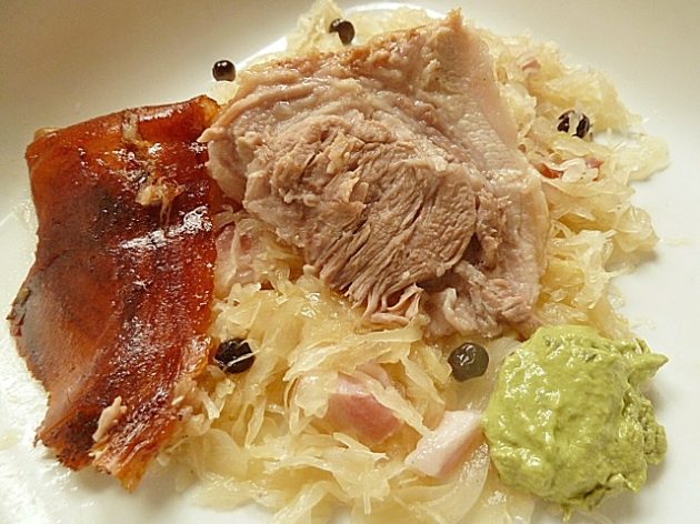 Schweinebacken mit Sauerkraut