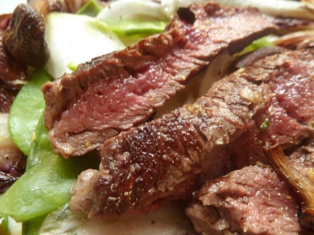 Tagliata vom Pferdefilet auf lauwarmen Gemüsesalat