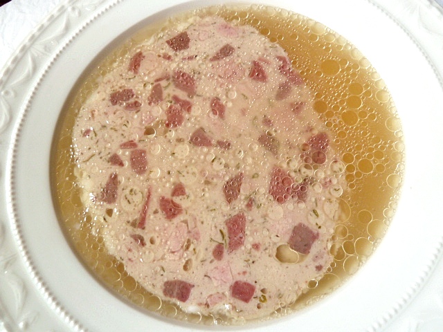 Heiße Milzwurst in die Suppe einlegen