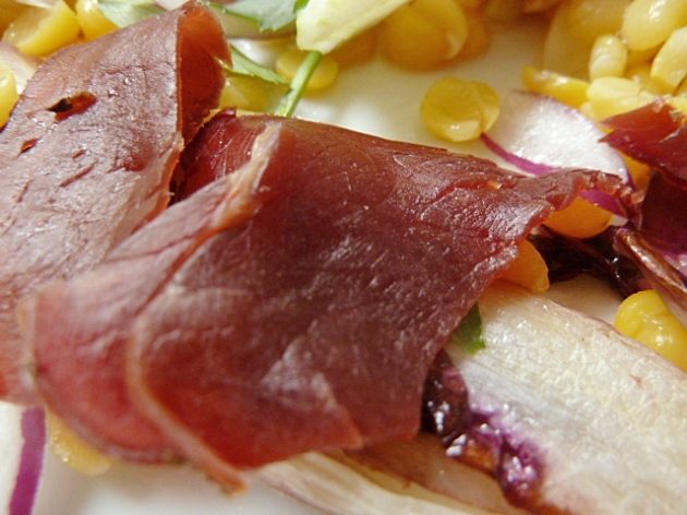 Lauwarmer Gemüsesalat mit gelben Erbsen und geräuchertem Pferdeschinken