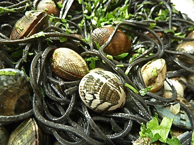 Tintenfisch Nudeln mit Venusmuscheln