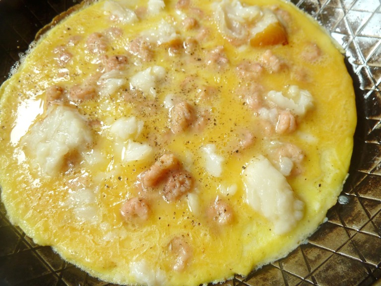 Gefülltes Omelette mit Nordseegarnelen, geräucherten Heilbutt und Speckkrümeln