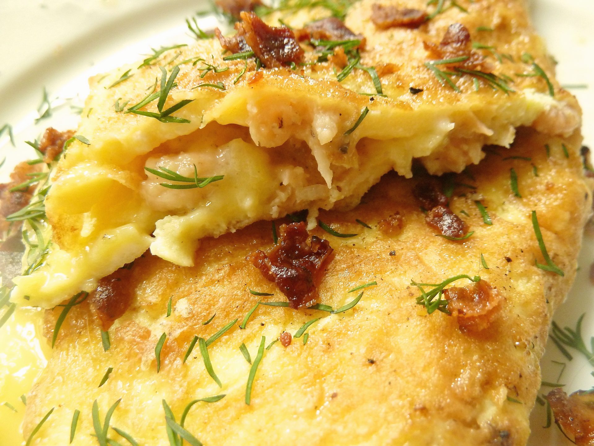 Gefülltes Omelette mit Nordseegarnelen, geräucherten Heilbutt und ...