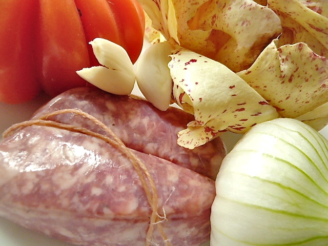 Salsiccia, Ochsenherztomate, Castelfranco, Zwiebel und Knoblauch