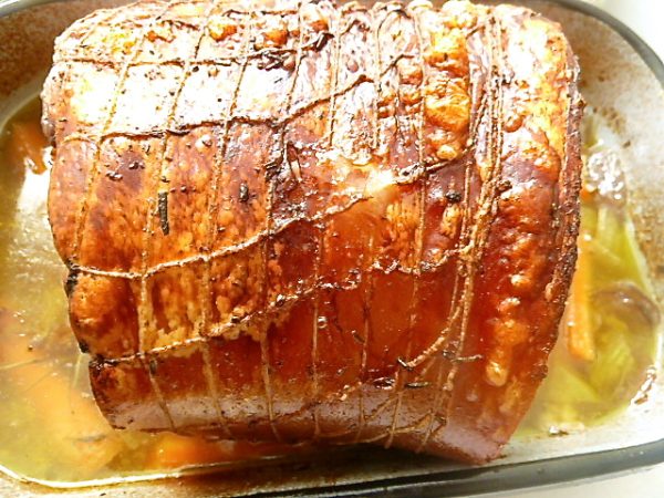 Mediterraner Spanferkel-Rollbraten mit Spargel