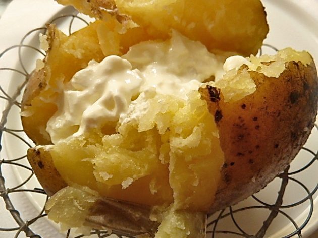 Ofenkartoffel mit Lachs und Knoblauch-Dill-Creme nach Nigel Slater