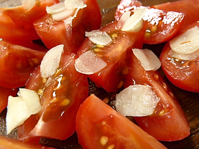 Cocktailtomaten mit feingeschnittenen Knoblauch