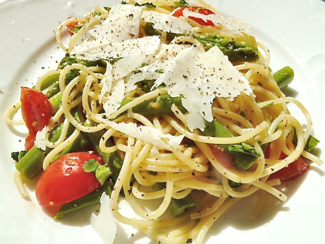 Spaghetti mit grünen Spargel, Cocktailtomaten und Pecorino