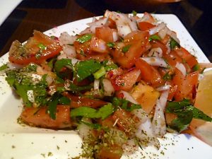 dazu ein Tomatensalat mit Petersilie und Zwiebeln