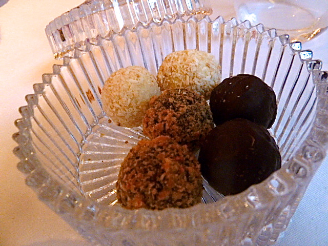 und Pralinenauswahl: Erdnuss-Krokant, Kokostrüffel und dunkle Schokolade