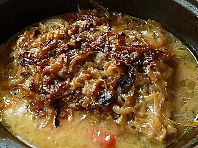 Geschmorte Rinderbrust mit karamellisierten Zwiebeln und Chili-Orangensoße