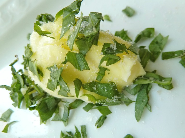 Oeuf mollet auf geröstetem Weißbrot mit Estragonbutter