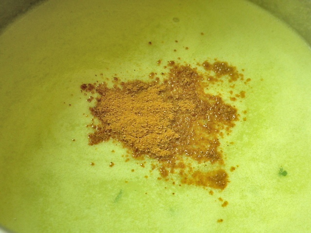 Brokkolicremesuppe mit Curry und geräucherten Heilbutt