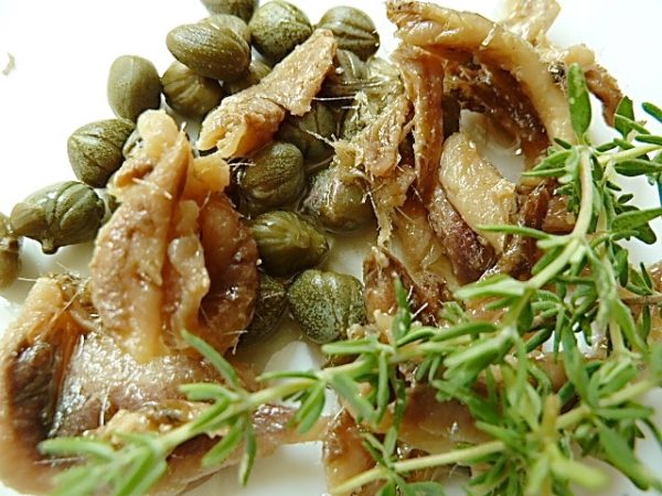 Spaghetti mit Tomaten, Sardellen und Kapern Spaghetti mit Tomaten, Sardellen und Kapern