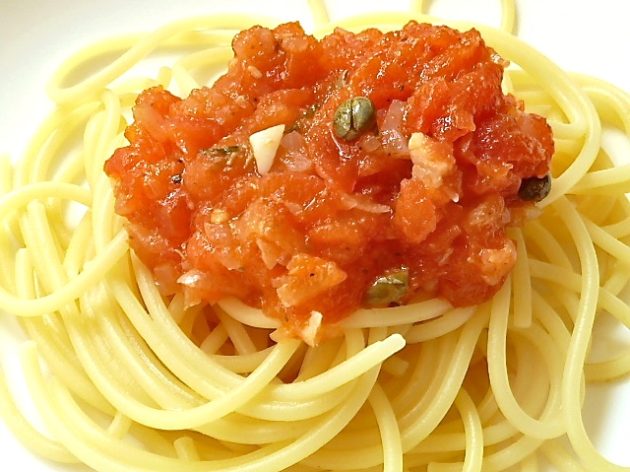 Spaghetti mit Tomaten, Sardellen und Kapern Spaghetti mit Tomaten, Sardellen und Kapern