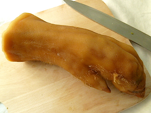 Die Pfote vom gefüllten Schweinefuß