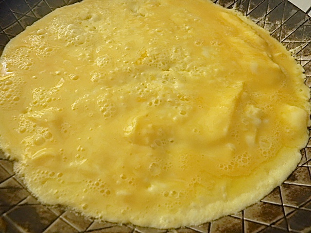 Ein dünnes Omelette einseitig backen
