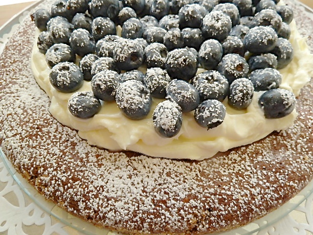 Schokoladenkuchen mit Sahne-Mascarpone-Creme und Blaubeeren