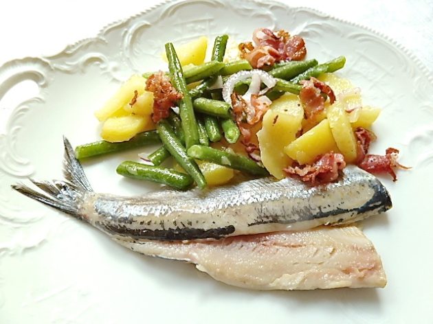 Matjeshering und Kartoffelsalat mit grünen Bohnen