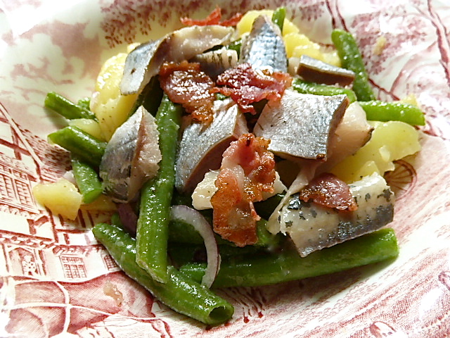Matjeshering und Kartoffelsalat mit grünen Bohnen