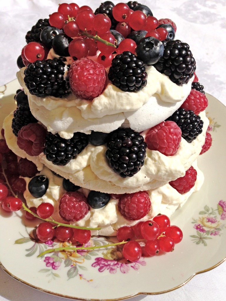 Pavlova mit sommerlichen Beeren