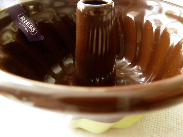 Schokoladengugelhupf mit Mascarpone-Sahne-Creme und gemischten Beeren