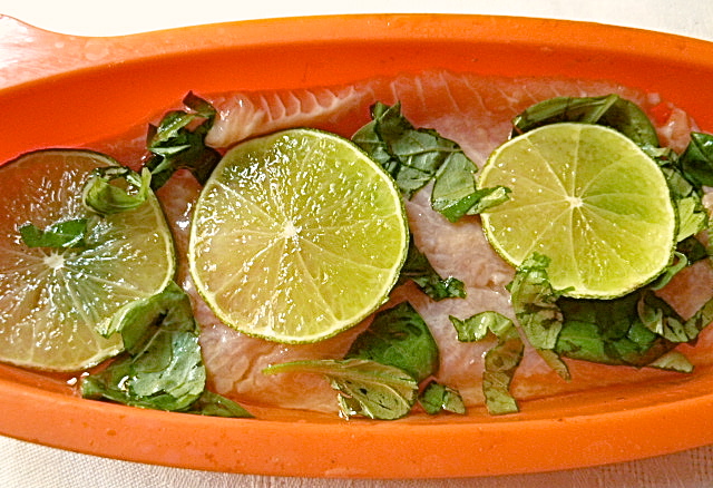 Chilinudel-Salat mit Lachsforelle mit Limette und Basilikum