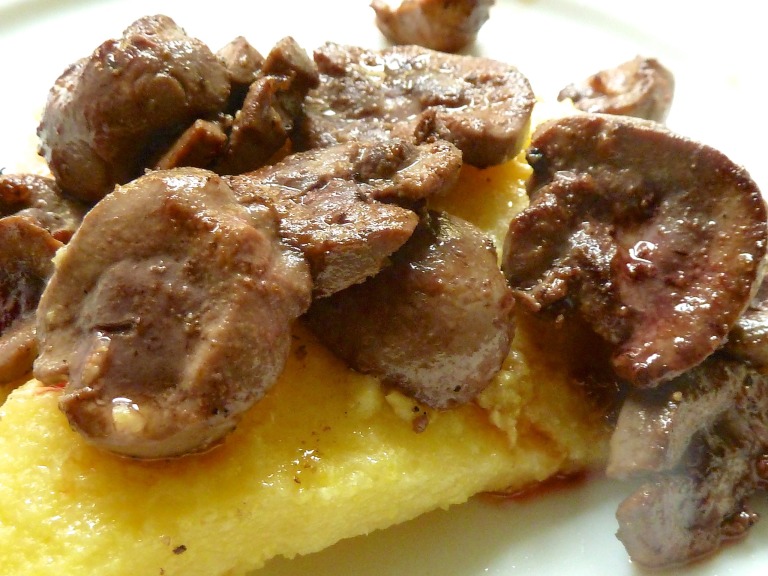 Lammnieren mit Pfifferlingen und Polenta