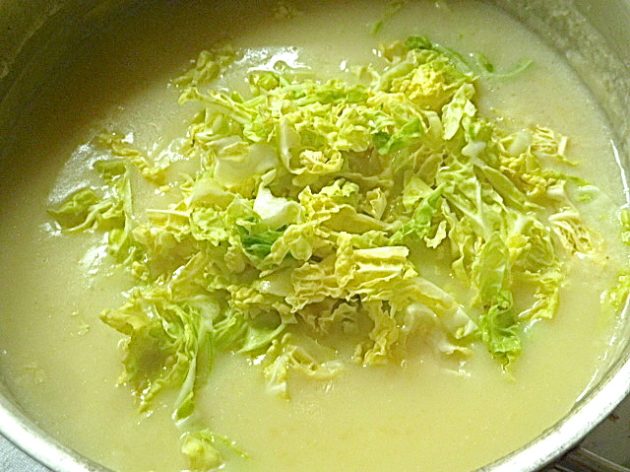 Kartoffel-Topinambur-Suppe mit Wirsing, Lachsforelle und Lachsforellenrogen