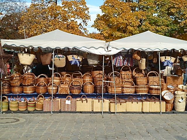 und Körbe auf dem Weg