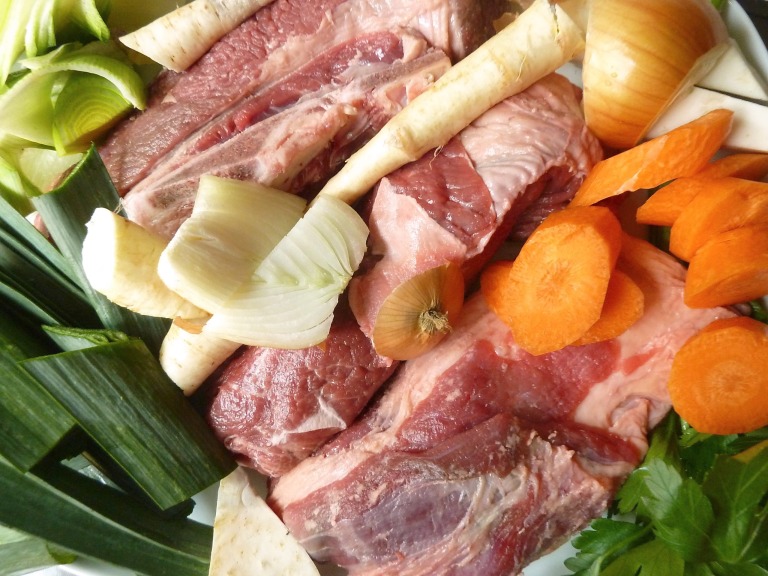 Rinderbrühe mit Gemüse, Nudeln und Suppenfleisch