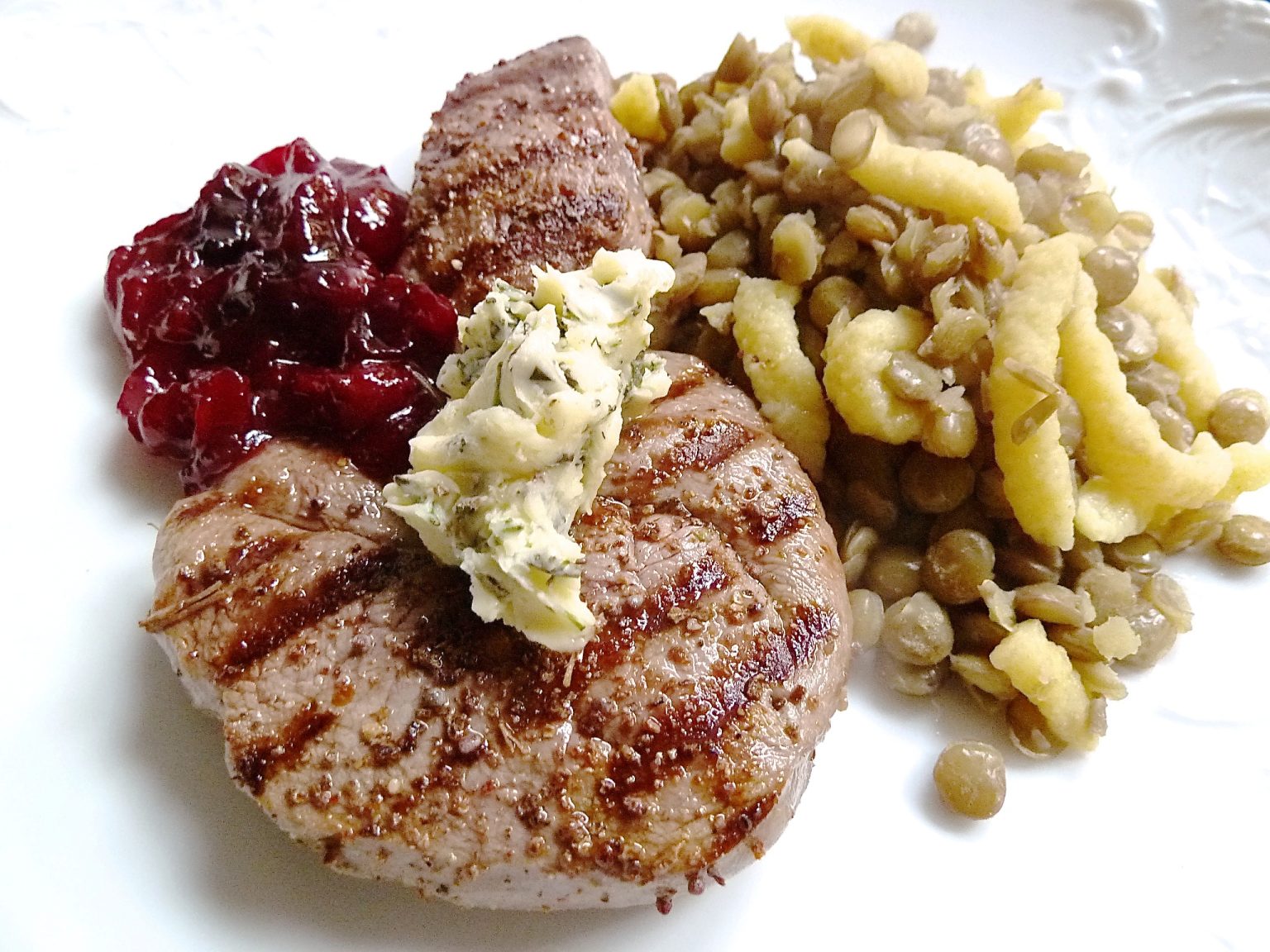 Rehschnitzel, sauere Linsen mit Spätzle, Cranberries und Rosmarinbutter