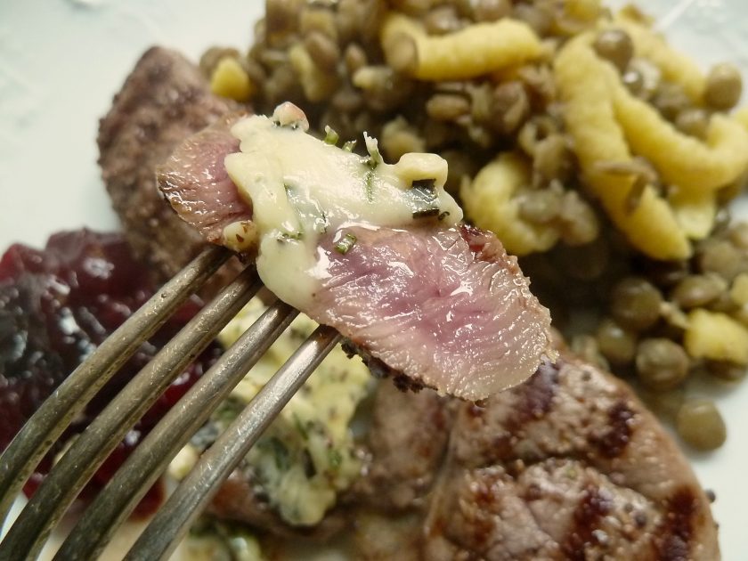 Rehschnitzel, sauere Linsen mit Spätzle, Cranberries und Rosmarinbutter