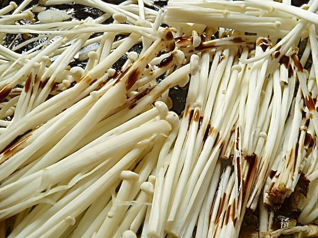 Enoki mit etwas heller Sojasoße dazugeben