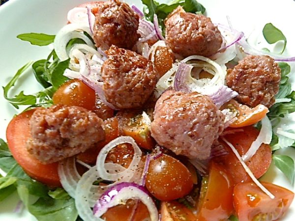 Salat mit Zwiebeln, Erbsen &amp; Salsicciabällchen