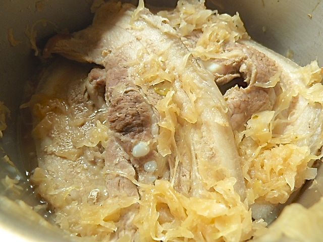 Sauerkraut und Wellfleisch, dazu Blut & Leberwurst – Der Mut Anderer