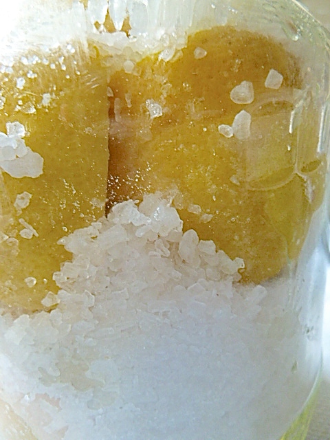 Die Schnitzen ins Glas stecken und mit Salz anfüllen