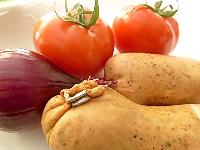 Tomatensalat mit Portulak und abgebräunter Regensburger