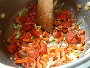 Paprika und Zwiebeln mit Kreuzkümmel und Zimt leicht anbraten