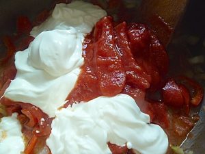 Tomatendose und Joghurt unterrühren