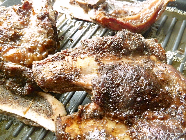 Die Rippchen grillen oder ins Rohr schieben