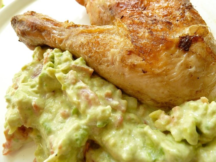 Stubenküken vom Grill mit Guacamole – Der Mut Anderer