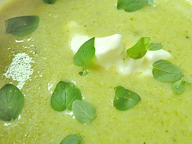 Brokkolicremesuppe mit Kartoffeln und Zucchini