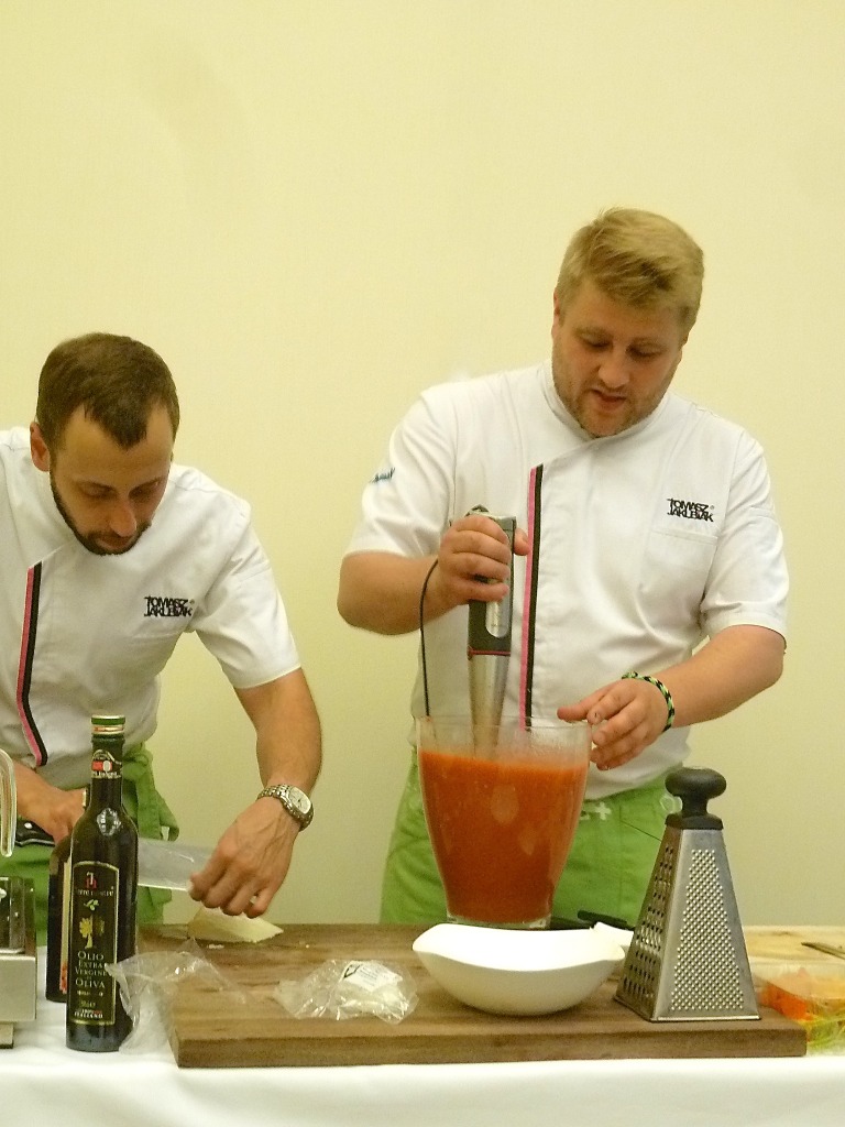 Tomasz Jakubiak und sein assistent beim Mixen der fruchtige Kaltschale