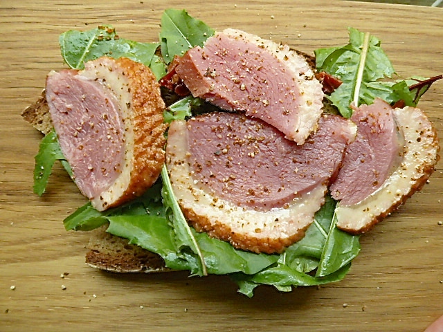 Mit Löwenzahnblattsalat auf gerösteten Brot