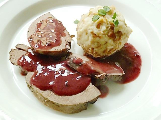 Reh mit Brombeersoße und Brezenknödel