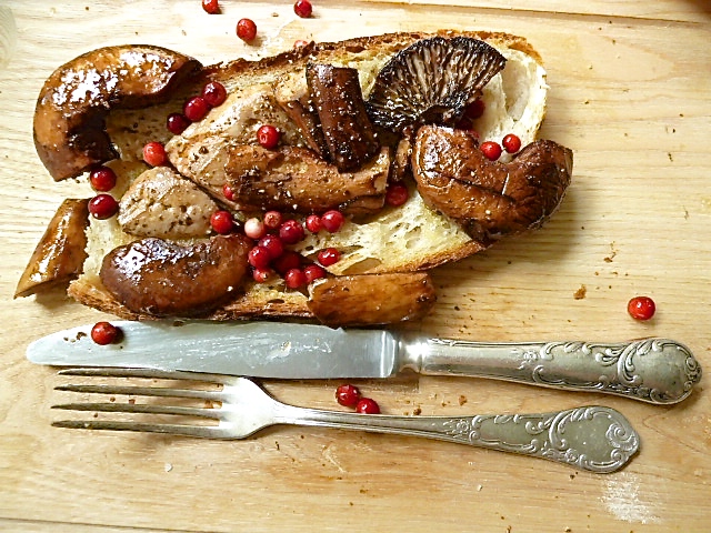 Milchbrätling auf Butterbrot mit Entenstopfleber und Preiselbeeren